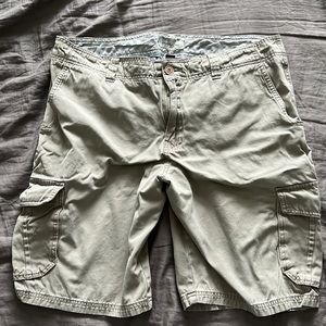 Men’s O’Neill cargo shorts. Size 34.